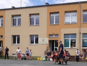 pokaz tresury psa policyjnego