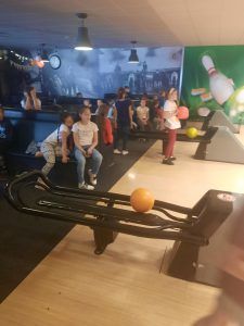 na zdjęciu widać uczniów podczas gry w kręgle