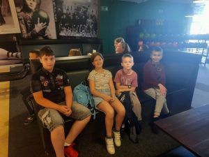 na zdjęciu uczniowie czekają na kanapie na swój rzut