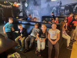 na zdjęciu uczniowie czekają na kanapie na swój rzut