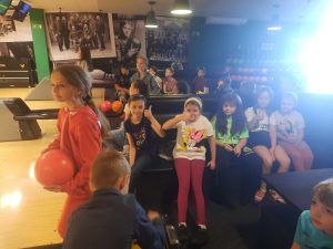 na zdjęciu uczniowie czekają na kanapie na swój rzut