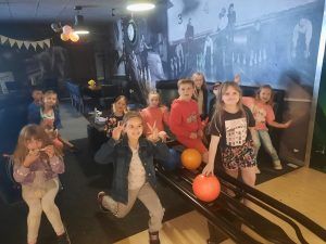 na zdjęciu widać uczniów podczas gry w kręgle