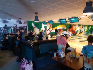 uczniowie przy stolikach konsumpcyjnych