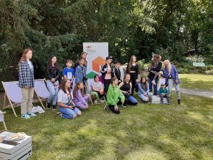 Grupa młodzieży, uczestników warsztatów fotograficznych, zorganizowanych dla finalistów Lubuskich Konfrontacji Artystycznych.