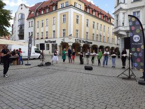 Moment wręczania nagród finalistom konkursu. Wydarzenie ma miejsce na rynku zielonogórskim.
