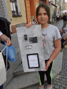 Natalia prezentuje dyplom otrzymany za wyróżnienie II stopnia w Lubuskich Konfrontacjach Artystycznych - Fotografia.