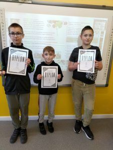 na zdjęciu trzech zwycięzców turnieju szachowego