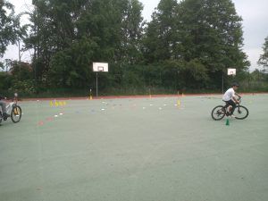 uczeń na torze egzaminacyjnym