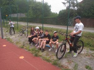 grupa uczniów obserwuje zdających egzamin