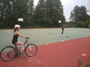 uczennica na starcie placu manewrowego