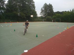 uczeń wykonujący ósemki rowerem