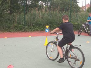 uczeń w ruchu ulicznym na placu manewrowym