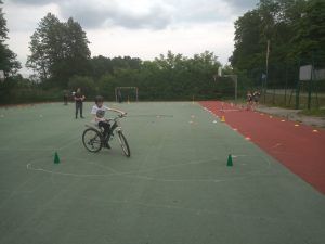 uczeń wykonujący ósemki