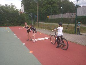 uczeń zatrzymuje się przed przejściem dla pieszych