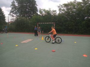 uczeń zatrzymuje się przed przejazdem kolejowym