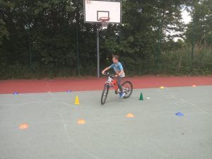 uczeń na placu egzaminacyjnym