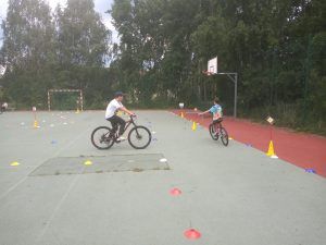uczeń w ruchu ulicznym na placu egzaminacyjnym