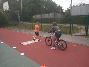 uczennica przed przejściem dla pieszych