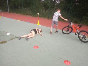 uczeń znajduje na ulicy osobę nieprzytomną, udziela pomocy