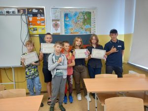 na zdjęciu uczniowie nagrodzeni w konkursie
