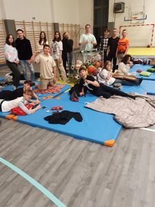 uczniowie w sali sportowej podczas nocy filmowej