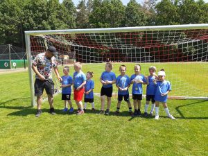 drużyna niebieskich w bramce