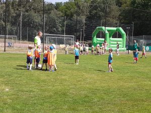 odpoczynek po meczu na dmuchanym zamku