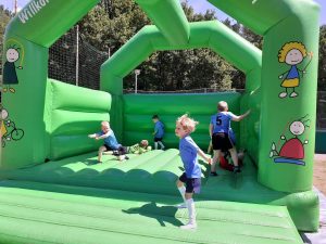 grupa dzieci na zamku dmuchanym