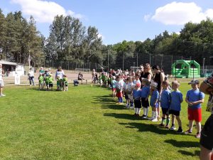 drużyny piłkarskie na boisku do gry