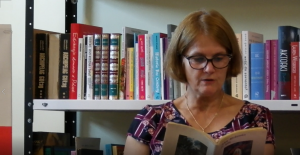 bibliotekarz czytający książkę