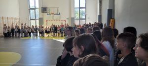 na zdjęciu uczniowie szkoły na apelu w sali gimnastycznej