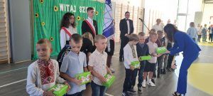 pierwszoklasiści otrzymują upominki od Pani Wójt