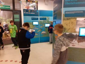 uczeń rozwiązuje zadanie przed gablotą