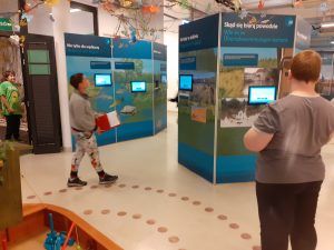 uczniowie oglądają gabloty