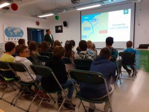 uczniowie oglądają prezentację multimedialną