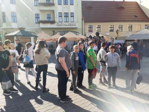 grupa uczniów na zielonogórskim deptaku
