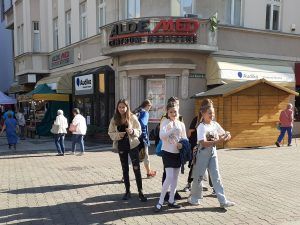 grupa dziewcząt  na zielonogórskim deptaku pozuje do zdjęcia