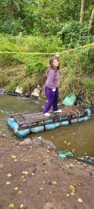 uczennica na tratwie