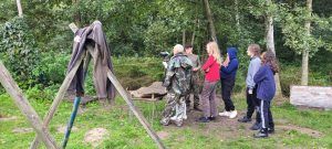 grupa uczniów i instruktor