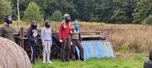 pięcioro uczniów w maskach do paintballa