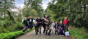 klasa na spacerze w lesie