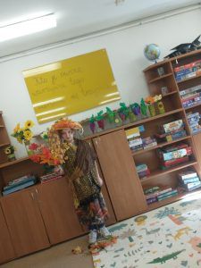 Dziewczynka w świetlicy jest przebrana za Panią Jesieńb