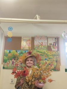 Dziewczynka w świetlicy jest przebrana za Panią Jesieńb