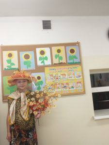 Dziewczynka w świetlicy jest przebrana za Panią Jesieńb