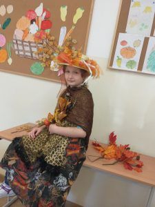 Dziewczynka w świetlicy jest przebrana za Panią Jesień