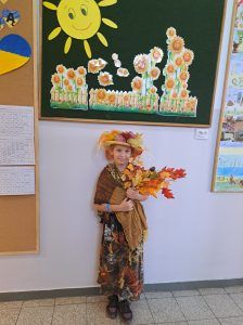 Dziewczynka w świetlicy jest przebrana za Panią Jesień