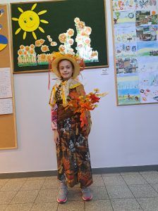 Dziewczynka w świetlicy jest przebrana za Panią Jesień