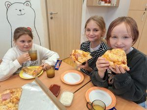 Trzecioklasiści zajadają pizzę