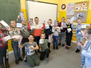 Chłopcy stoją z upominkami