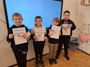 Chłopcy stoją z upominkami